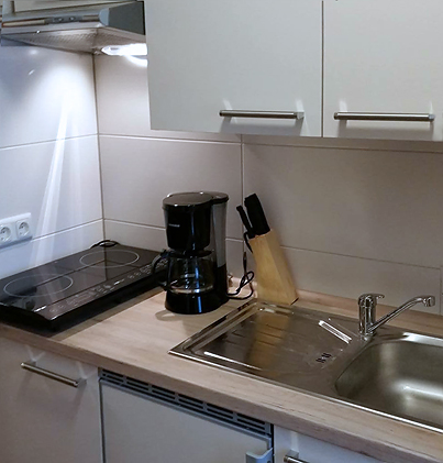 Küchennische mit Induktionsherd, Kühlschrank usw. Küchennische mit Induktionsherd, Kühlschrank usw.